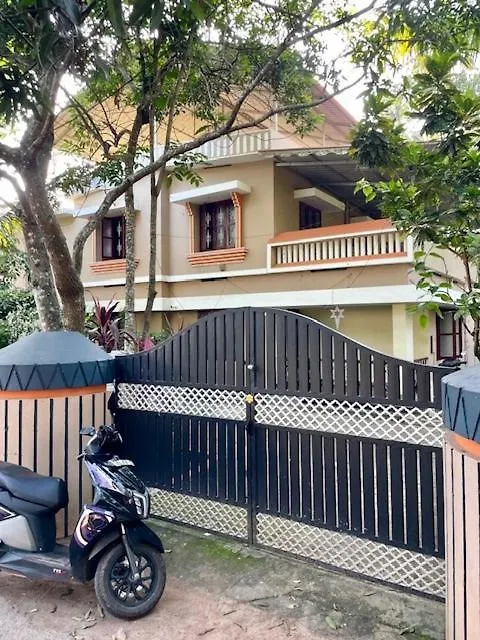 Pari\'S Homestay contacts